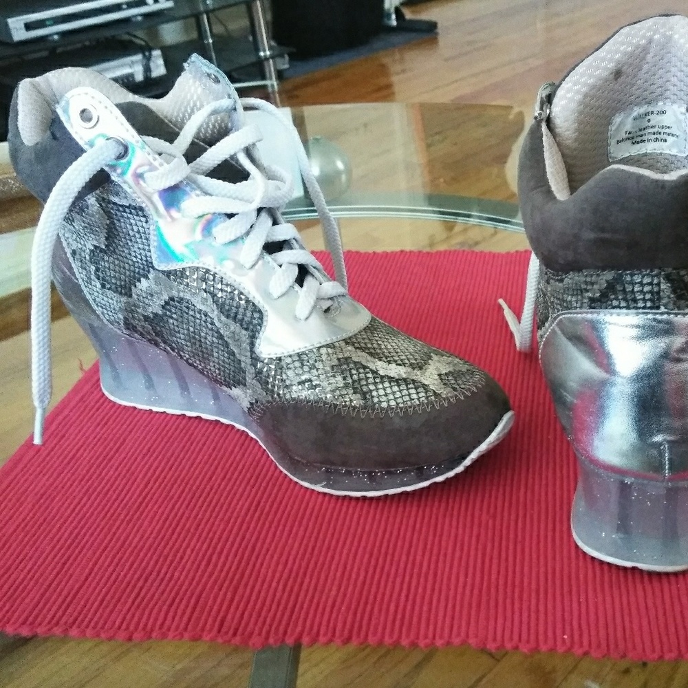 High top sneaker
